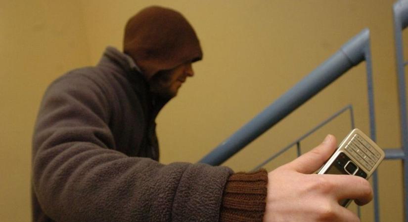 Elszökött a kamaszfiú a nevelőotthonból, miután minden mobilt ellopott, amihez hozzáfért
