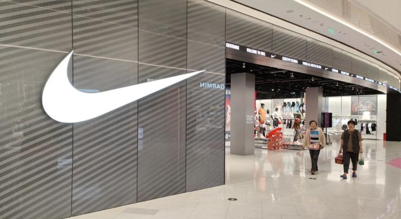 Fulladozik gigantikus raktárkészlete alatt a világelső sportszergyártó, a befektetők meghúzták a vészféket