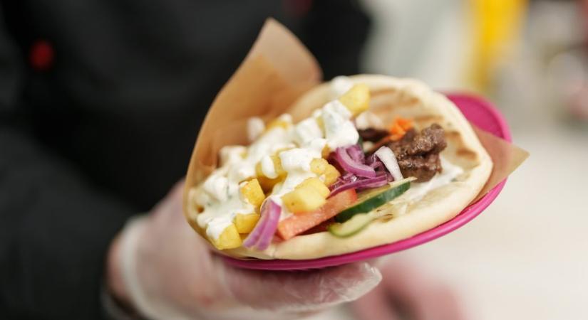 Késsel raboltak gyrost egy fiútól Miskolcon, az áldozat félelmében átadta az ételét