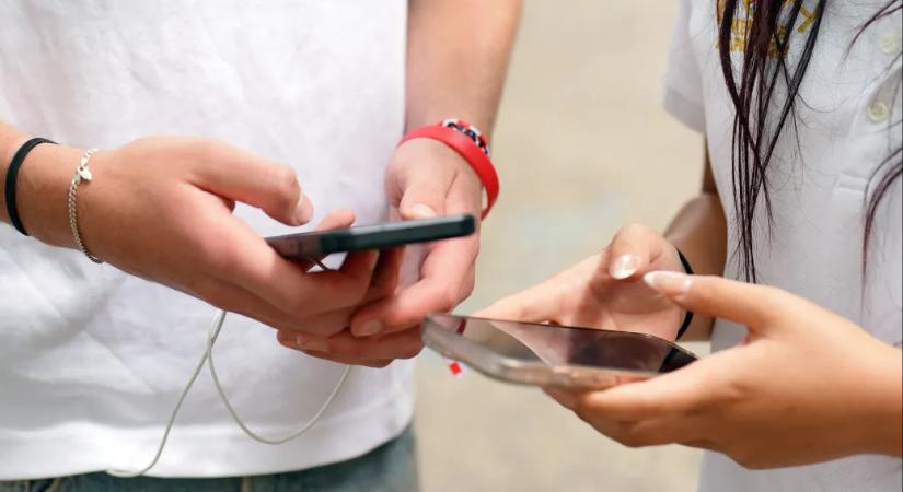 Az ausztrál tinik kétharmada a tiltás ellenére is tudta használni a közösségi médiát