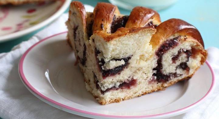 Foszlós meggyes kalács a húsvéti asztalra: dobd fel az ünnepi menüt