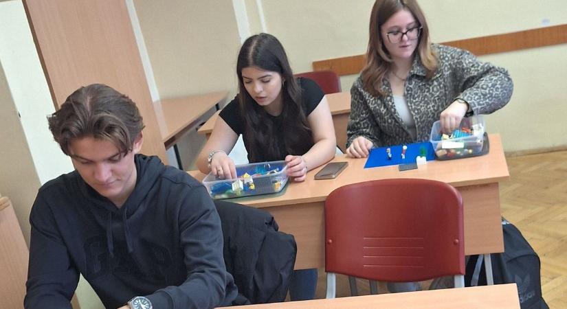 LEGO-val a munkaerőpiac útvesztőjében: így gazdálkodtak első fizetésükből a diákok