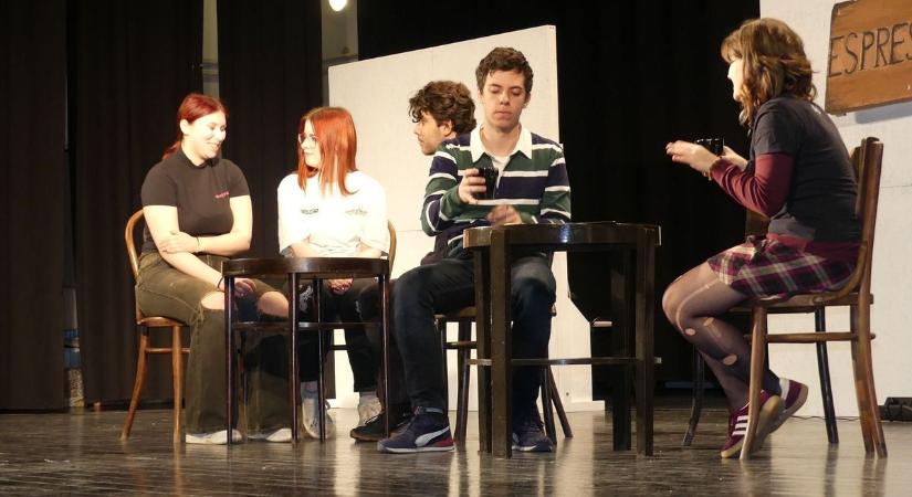 Színházi előadást tartottak a bácsalmási gimnazistáknak – fotók