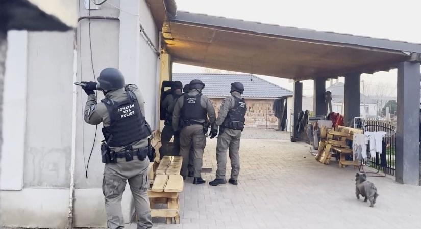 Milliók, ékszerek, BMW: luxusban élő bandáért mentek a borsodi rendőrök, az egyik legszörnyűbb bűnt követték el – fotókkal, videóval