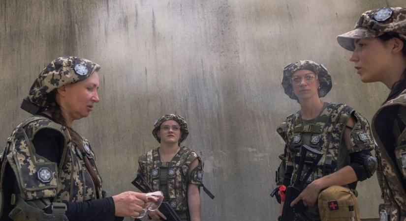 Az ukrán tábornok nagyon messzire ment: besorozná a nőket, hogy „bosszút álljanak férjeikért és fiaikért”