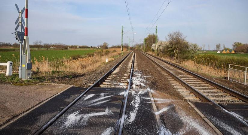 Tragédia a ceglédi vasúti átjárónál: megrázó hírt közöltek a mentők – galériával