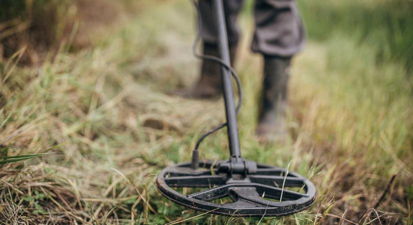 Elképesztő aranykincsre bukkant egy fémdetektoros