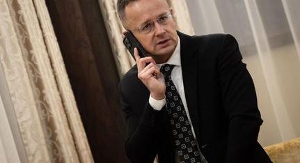 Állami milliárdok, debreceni presztízsberuházás, baráti üzlet: közel 7 milliárdos megbízást kapott Szíjjártó pajtásának cége a CATL-gyárnál