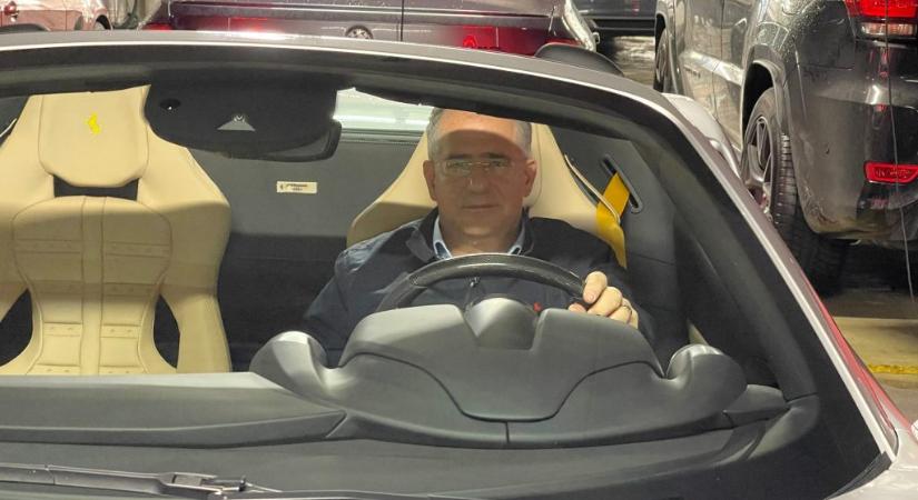 „Hat Ferrarit tartani bolondság”, mondta tavaly Kósa Lajos, akit rokona négy Ferrarija közül az egyikben lefotóztak – utolértük a politikust