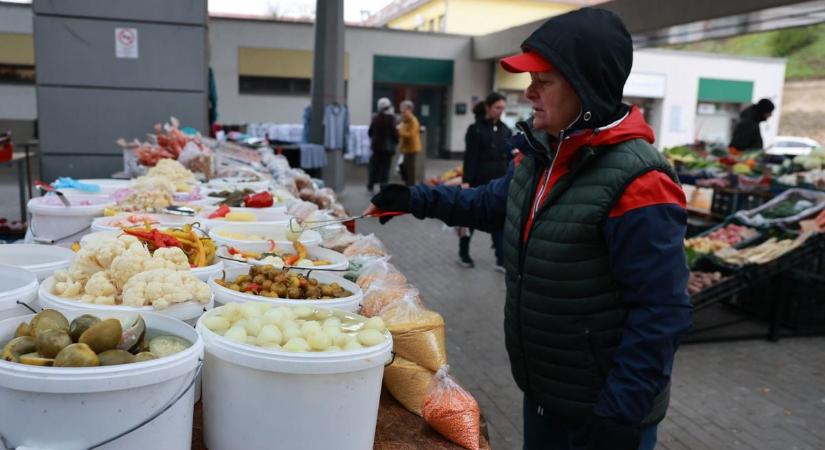 Aki friss és szép árut akar, az a piacon vásárol, aki olcsót, az az üzletekben