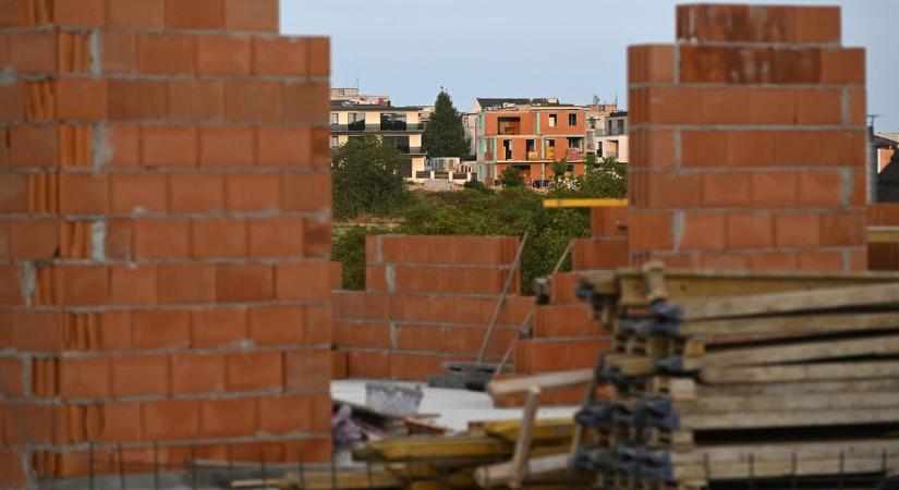 Rengeteg lakáshitelt vettek fel a magyarok, aztán a háború az építőipari árakat és a lakáskeresők bizonytalanságát is megdobta