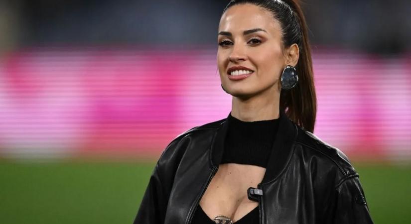 A vb-ről lemaradó olaszok csak a tévéből nézhetik a kebelcsoda sportriporternőt