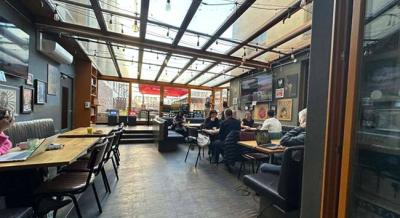 Új trend a turizmusban: a fiatal utazók már nem szobát, hanem társaságot keresnek Európában