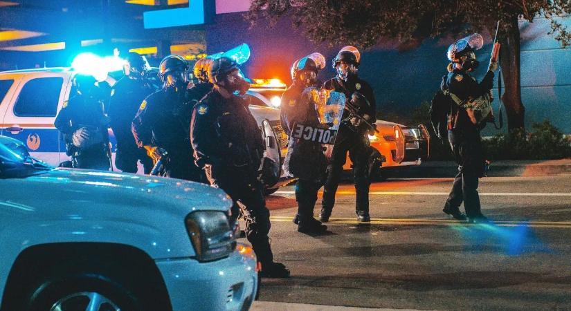 Kitört a káosz: tinédzserek tomboltak az utcákon, bezártak a boltok – videó