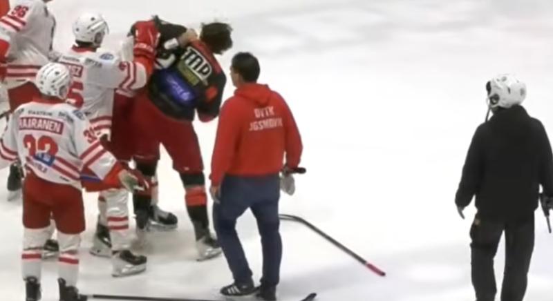 Péppé verte egymást két játékos a magyar bajnoki mérkőzésen