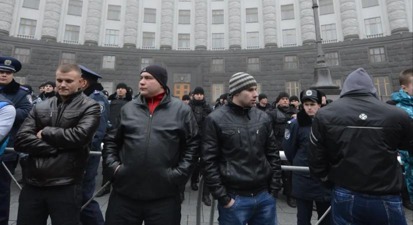 Az oroszbarát tyituski módszer: keménykötésű figurákat küldtek rá az utcán az ellenzékre