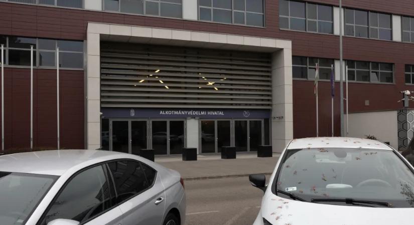 Clearing up the scandal that has cast suspicion on the Hungarian secret service is entirely up to the government