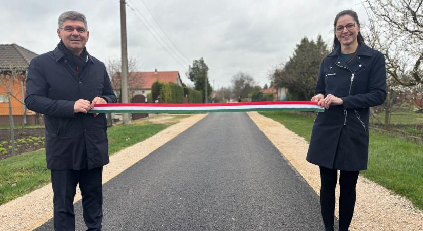 Nem aprózták el: új út és kisbusz is érkezett Sárszentágotára