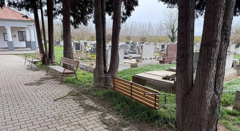 Siralmas látvány a viharos szél után a zalai temetőben – intézkedett a polgármester!