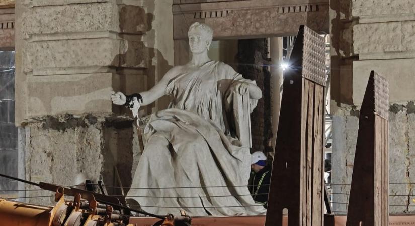 Hét évtized után visszatért eredeti helyére a Kossuth tér Iustitiája
