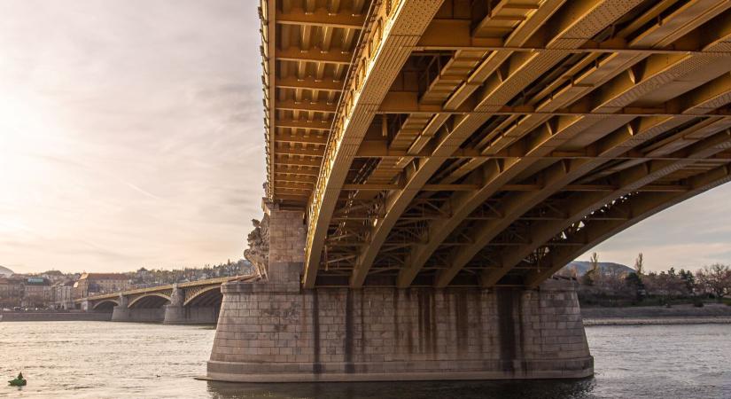 A Budapest Közút eltávolítja a hidak szerkezeti elemeire kihelyezett választási plakátokat