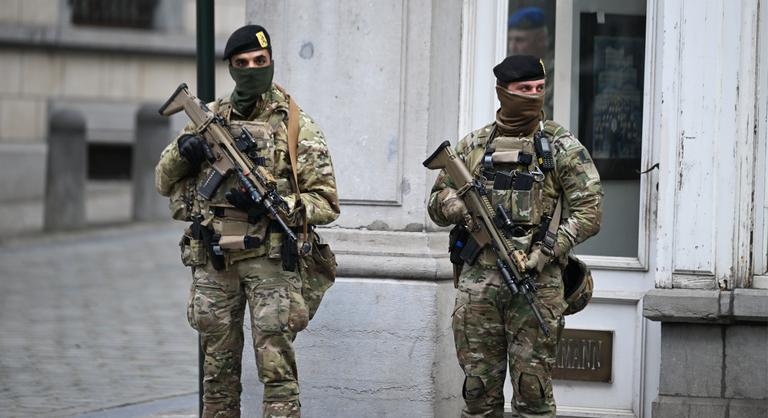 Katonák vonulnak a brüsszeli vasút- és metróállomásokra péntektől