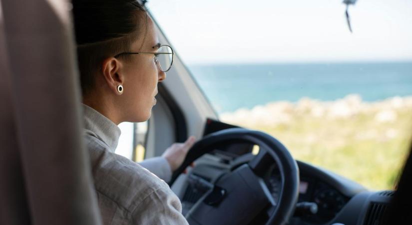 Mit ír elő a szabály a szemüveg viseléséről vezetésnél? Könnyen jön a büntetés