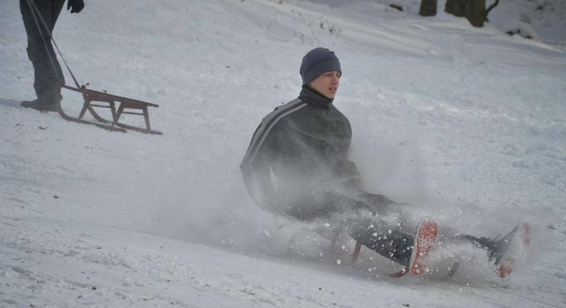 Durva, de van, ahol megmaradt a hó Hevesben: simán szánkózható mennyiség, mutatjuk a képet