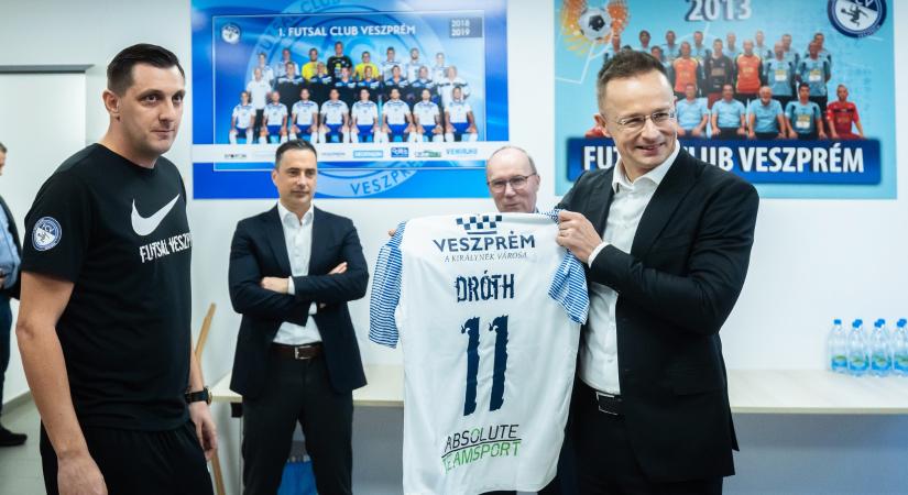 Egymilliárdért csinálnak futsalcsarnokot a veszprémi uszodából – közpénzből