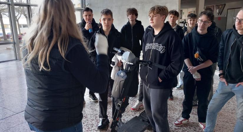 Ez nem áprilisi tréfa - vezetéstechnikai képzés rollereseknek - fotók, videó