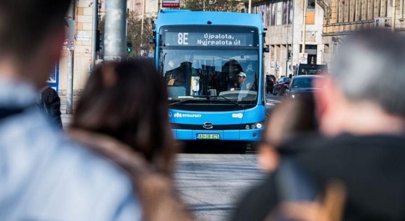 Megjelentek az első elektromos csuklós buszok Budapesten