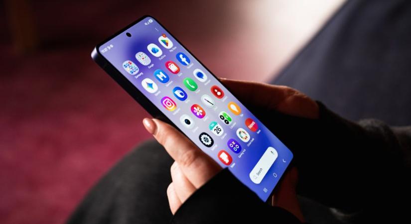 Az emberek legalább fele pillant rá idegenek telefonjára, mutatjuk, mit láthatnak a legtöbbször