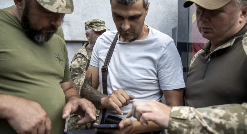 Szöknek az ukrán katonák a frontról, házról házra járnak a toborzók férfiak után kutatva