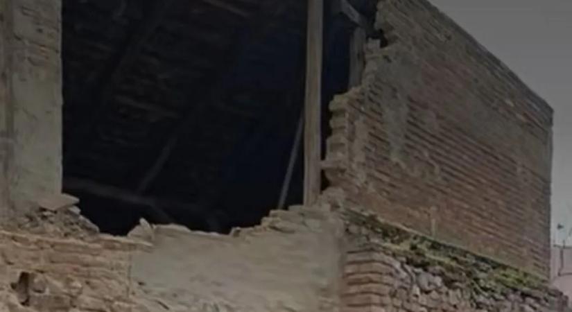 Ledőlt egy ikonikus épület Pécsen – életveszélyes a környék