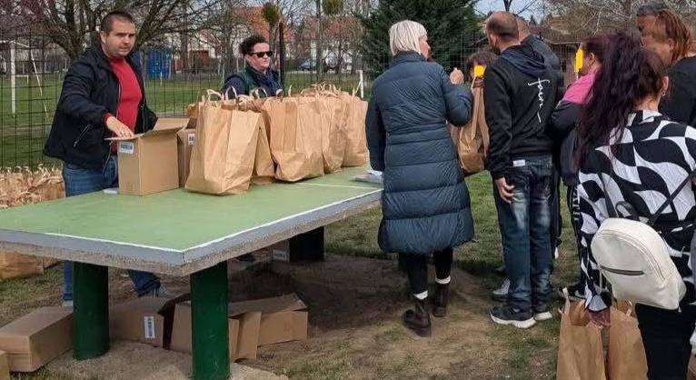 A Fidesz jelöltje személyesen osztott választási csomagokat