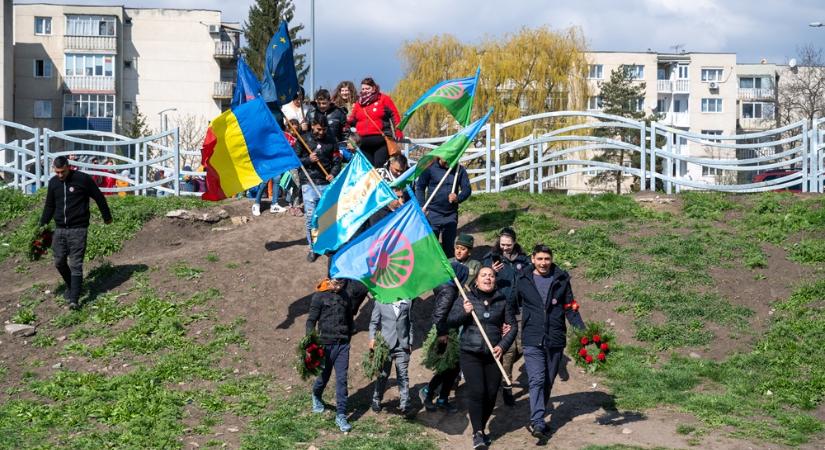 Az Őrkő megmutatja magát: felvonulás és mulatság a sepsiszentgyörgyi roma napon