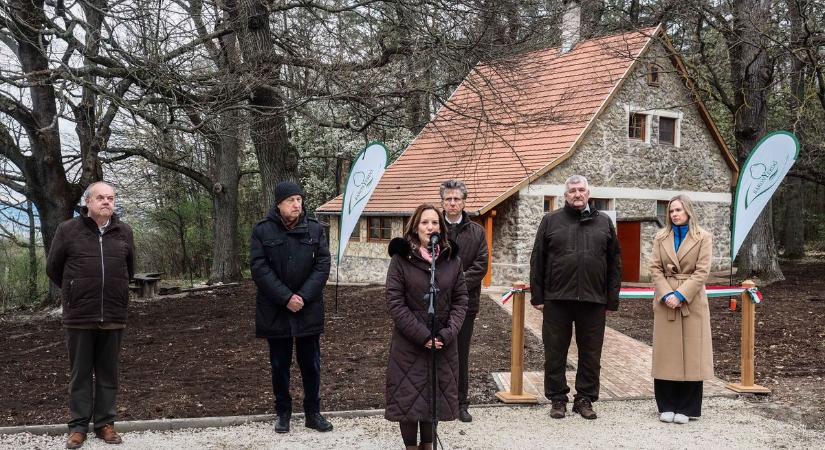 Megújult a csicsói erdészház: négy évszakos kulcsosházként született újjá (galéria)