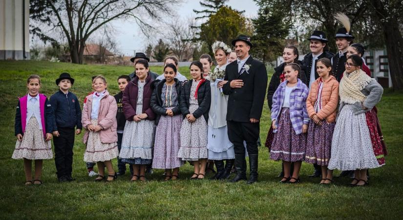 Világraszóló nászmenet Hajdú-Biharban! Ilyen vonulást már ritkán látni – fotóval!