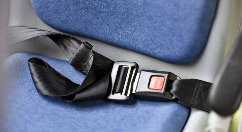 Kevesen tudják: valójában ezért van egy apró gomb a biztonsági öveken