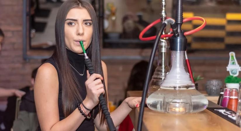 Hot dog formájú pipa akadt fenn a reptéri vizsgálaton: így bukott le a tiszaújvárosi díler