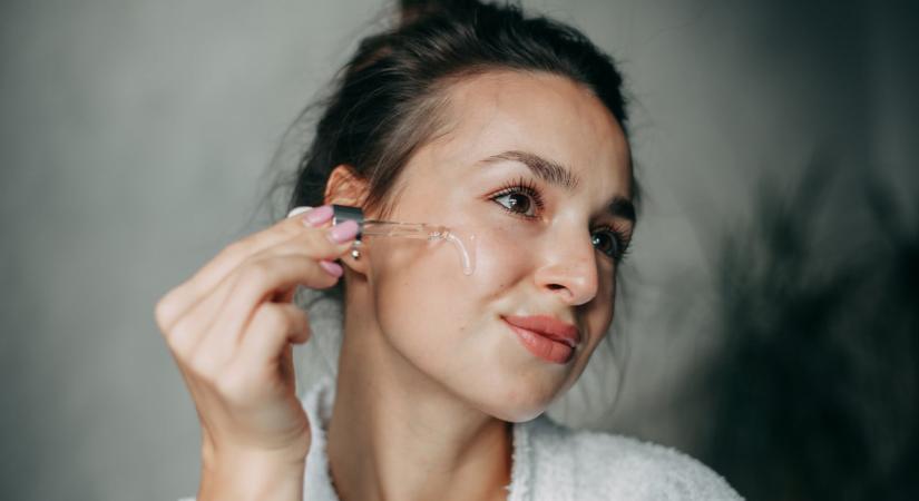 Hódít a folyékony spikula technológiás otthoni bőrápolás – de vajon működik is?