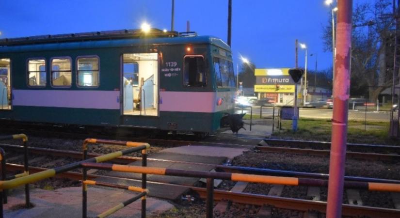 Láss! Hallj! Figyelj! – Ismét telefonozó kamaszt gázolt el a HÉV