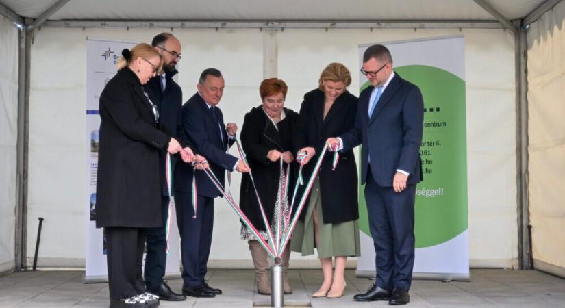 Elhelyezték a Győri Járműipari Tudásközpont időkapszuláját