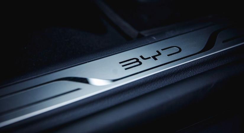 Fékezett a BYD, majd új irányba indult tovább – lassan már annyi autót adnak el külföldön, mint Kínában