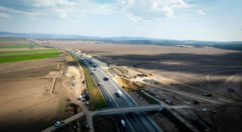 Gigaberuházás: Már a levegőből is látszik az új csomópont, ami lerövidíti az utadat (galéria)