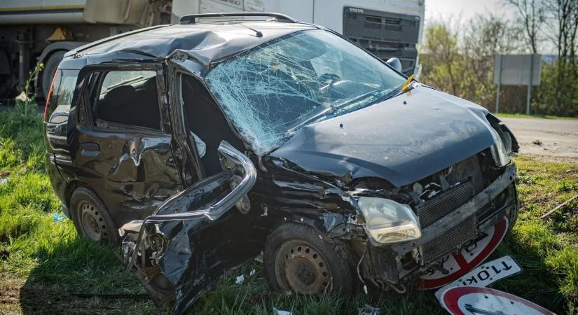 Tragédiával indult az április: halálos baleset a 42-es úton