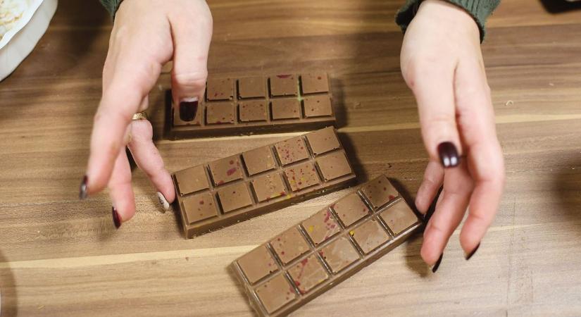 Képtelen ok miatt hívták vissza a népszerű csokikat - nagy bajt is okozhat az apró hiba!