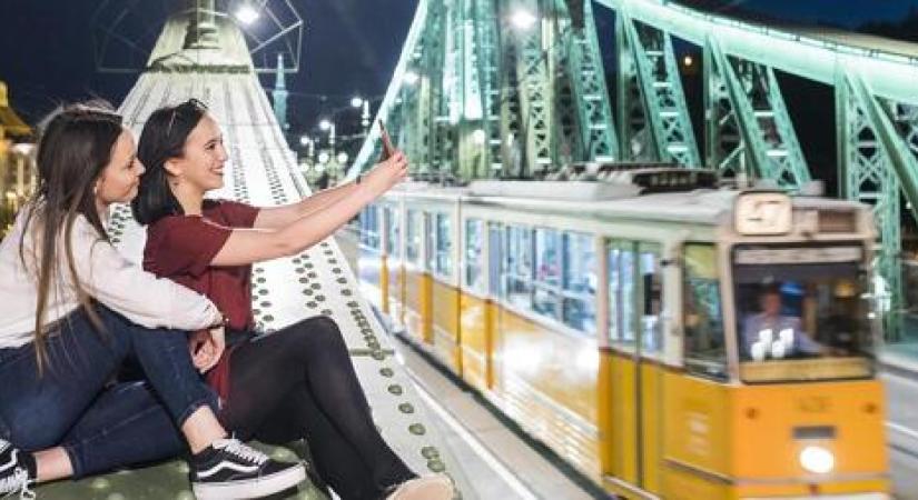 Plakátmentesítik a budapesti hidakat