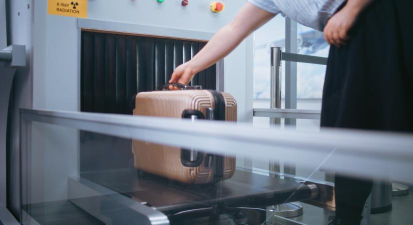 Egy kisgyerek bemászott a repülőtéri csomagröntgenbe – a nukleáris biztonsági hatóság vizsgálódik