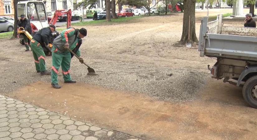 Friss burkolat került az egykori Károlyi-kert színpada elé